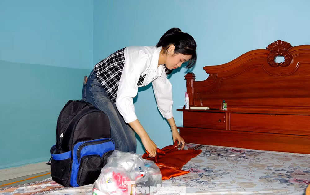 Phương Nhi thu xếp hành trang lên đường nhập ngũ.
