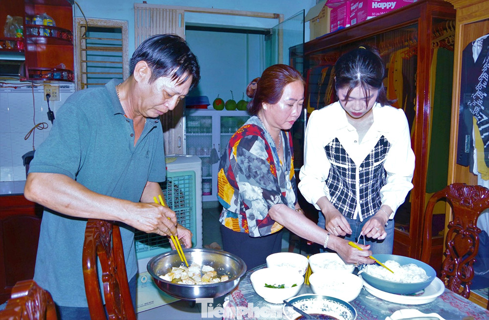 Phương Nhi phụ giúp ba mẹ nấu bữa cơm trước ngày lên đường nhập ngũ. Phương Nhi phụ giúp ba mẹ nấu bữa cơm trước ngày lên đường nhập ngũ.