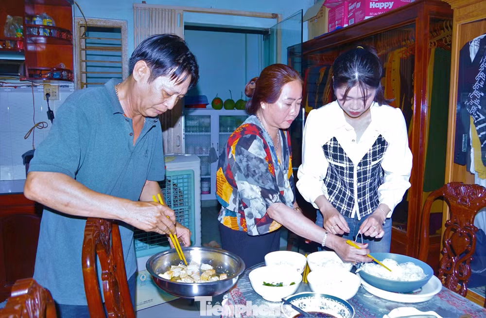 Phương Nhi phụ giúp ba mẹ nấu bữa cơm trước ngày lên đường nhập ngũ.