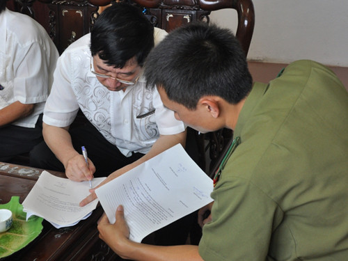 Trước đó, chiều 15/6, Cơ quan An ninh điều tra – Công an TP Hà Nội đã tống đạt quyết khởi tố bị can, bắt tạm giam ba tháng đối với ông Nguyễn Hữu Khai