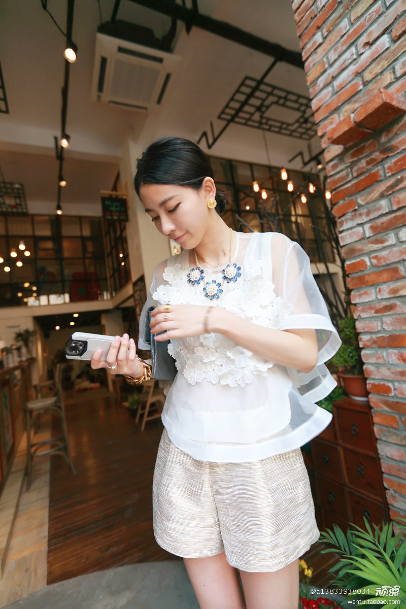 Trong tủ đồ nhà bạn hẳn không thể thiếu quần shorts. Với chức năng mang lại sự thoải mái, năng động cũng như giúp bạn gái “khoe” đôi chân thon cuốn hút, quần shorts lúc nào cũng được xếp vào list những món đồ cô nàng nào cũng phải có mỗi khi hè tới. Bạn sẽ vô cùng nổi bật cùng short hoa mang nhiều màu sắc được cách điệu với các họa tiết hoa nhỏ, to khác nhau. Bạn nên kết hợp short họa tiết hoa với áo có gam màu đơn sắc như màu đen, màu be, màu trắng... Khắc phục nhược điểm của quần short hơi thô cứng và chật chội hay những chiếc váy ngắn khiến chúng mình có thể gặp sự cố “hớ hênh” khi vận động, quần short váy là sự kết hợp hoàn hảo để teen girl khoe vẻ đáng yêu, xinh xắn mà cực kỳ thoải mái. Ngoài ra, các kiểu quần short màu sặc sỡ hay short đều có thể đem đến cho bạn gái nét trẻ trung năng động trong ngày hè.