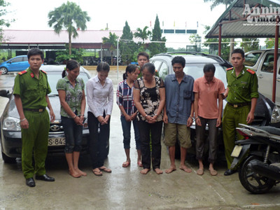 Các đối tượng liên quan đến sới bạc bị đưa về cơ quan công an . Các đối tượng liên quan đến sới bạc bị đưa về cơ quan công an