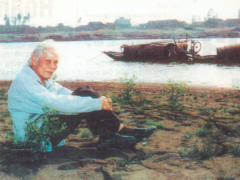 Nhà thơ Hoàng Cầm bên sông Đuống