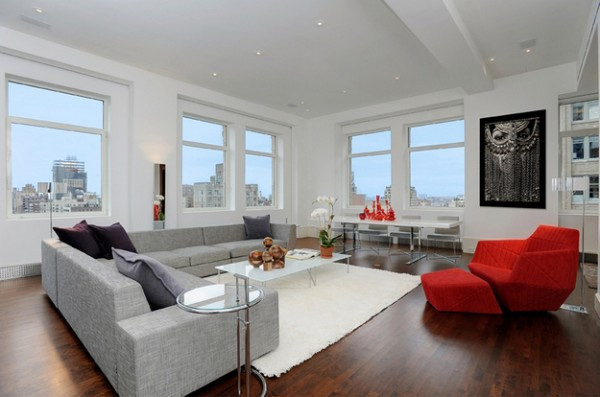 Phòng ngủ này thì đặc biệt với một chiếc gương lớn làm điểm nhấn Phòng ngủ với của sổ rộng lớn, bức tranh đầu giường thật lạ Phòng bếp mang phong cách châu Âu, tiện nghi và hiện đại, đặc biệt với không gian mở trên mái đón ánh sáng và không khí từ bên ngoài