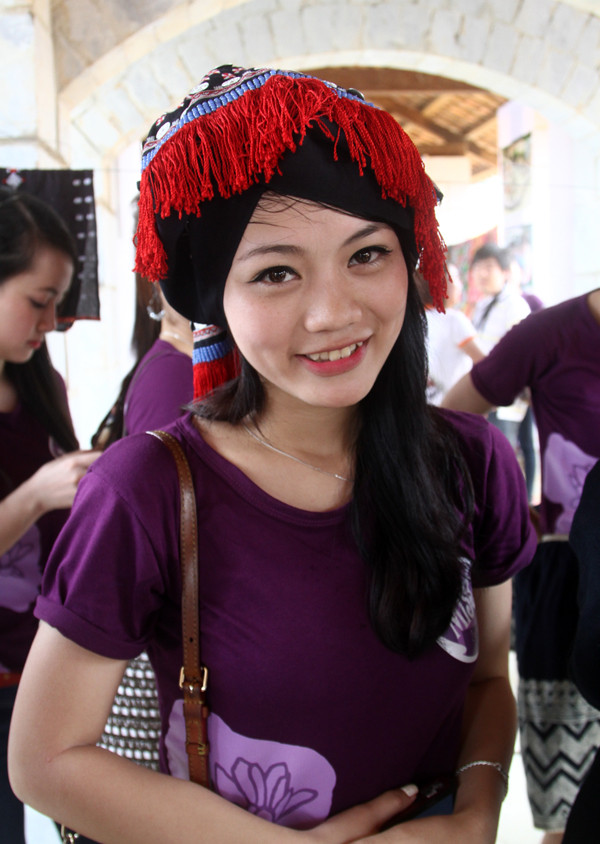 Duyên dáng không kém thiếu nữ Dao