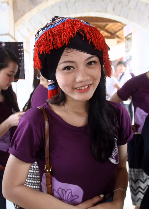Duyên dáng không kém thiếu nữ Dao