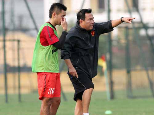 HLV Hoàng Văn Phúc đang nhắc nhở Michal Nguyễn sau tình huống trung vệ Việt kiều này mắc lỗi trong buổi tập của ĐT Việt Nam. Ảnh: VSI. HLV Hoàng Văn Phúc đang nhắc nhở Michal Nguyễn sau tình huống trung vệ Việt kiều này mắc lỗi trong buổi tập của ĐT Việt Nam. Ảnh: VSI