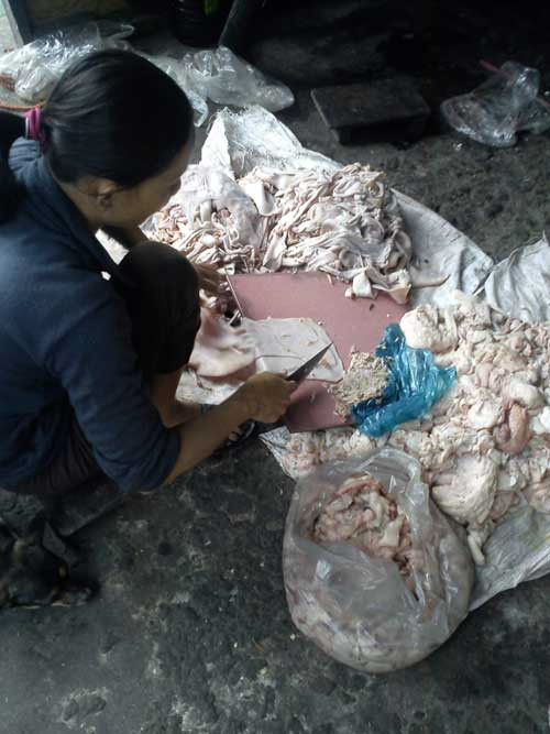 Mỡ thối được một cơ sở ở Q.12, TP.HCM chuẩn bị thắng để bán cho các quán ăn. Ảnh: Minh Mẫn. Mỡ thối được một cơ sở ở Q.12, TP.HCM chuẩn bị thắng để bán cho các quán ăn. Ảnh: Minh Mẫn