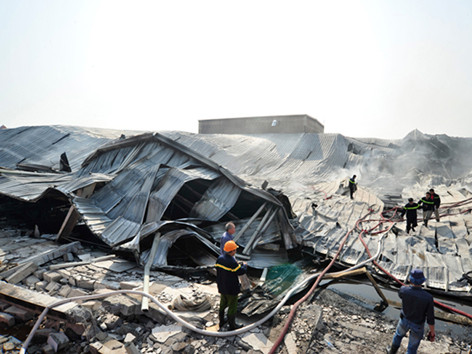 Toàn bộ nhà xưởng chỉ còn lại đống tro tàn. Ảnh: Hoàng Anh. Toàn bộ nhà xưởng chỉ còn lại đống tro tàn. Ảnh: Hoàng Anh