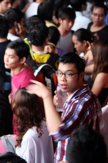 Khán giả phải đến trước 2 tiếng để đổi vé. Ảnh: Gia Tiến. Khán giả phải đến trước 2 tiếng để đổi vé. Ảnh: Gia Tiến