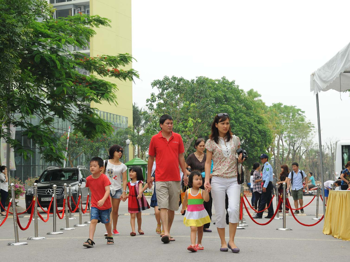 Ngay từ sáng sớm, các gia đình trẻ đã “đổ bộ” vào công viên để nghe nhạc