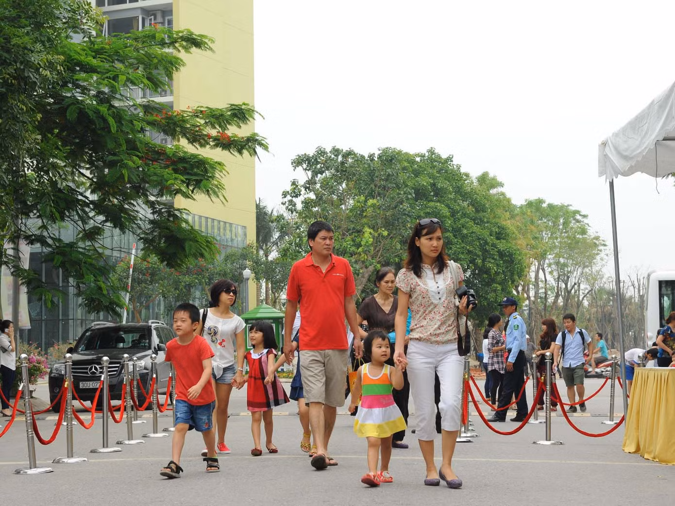 Ngay từ sáng sớm, các gia đình trẻ đã “đổ bộ” vào công viên để nghe nhạc