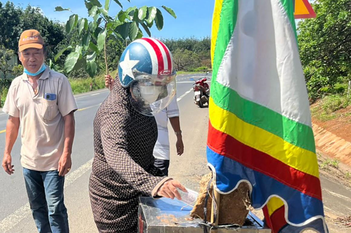 Người dân quyên góp để lo hậu sự cho nạn nhân Người dân quyên góp để lo hậu sự cho nạn nhân