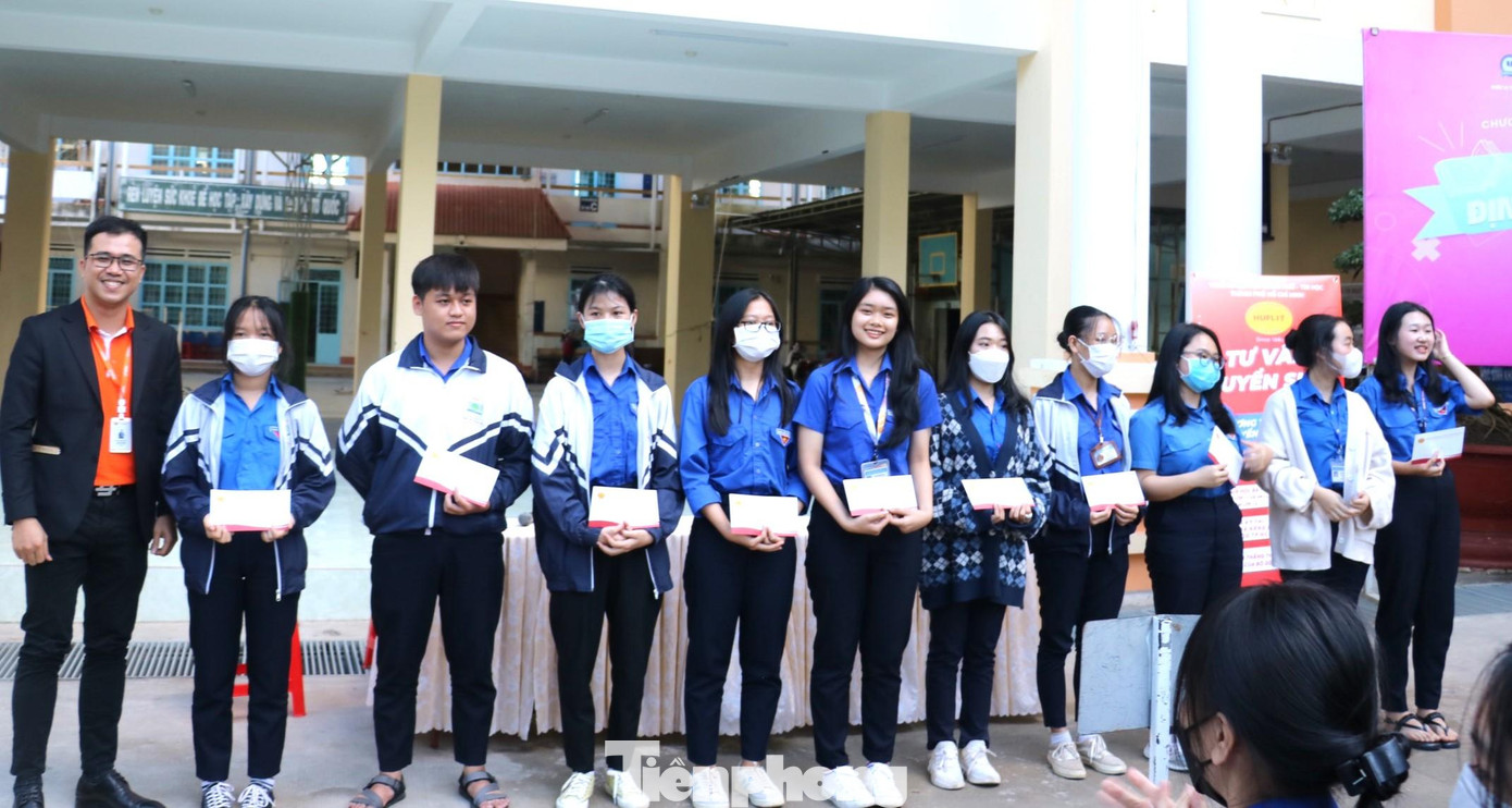 Nhiều học sinh được trao học bổng từ chương trình Nhiều học sinh được trao học bổng từ chương trình