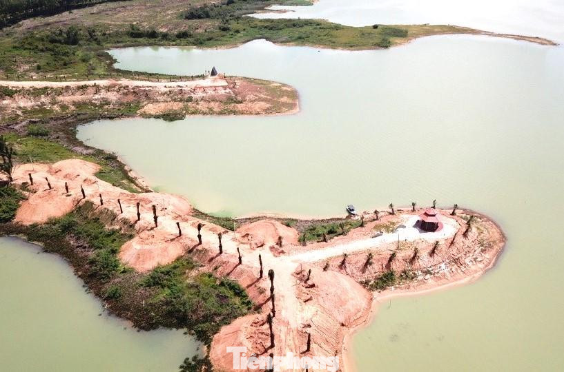 Công trình lấn chiếm lòng hồ Dầu Tiếng