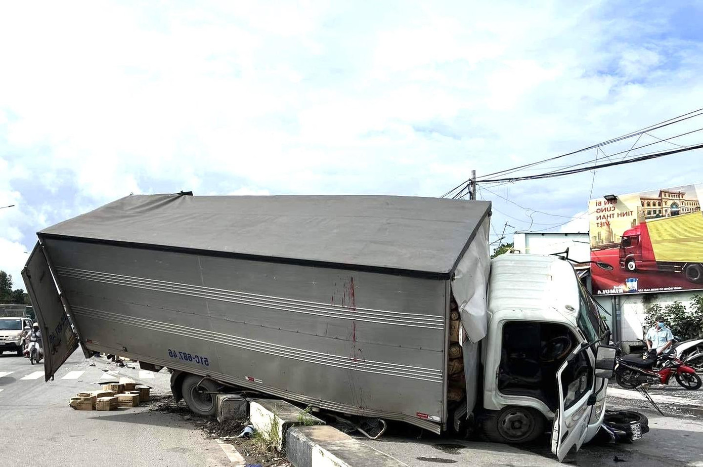 Chiếc xe tải sập gầm sau tai nạn