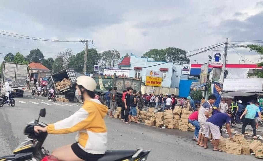 Người dân giúp tài xế gom hàng hóa