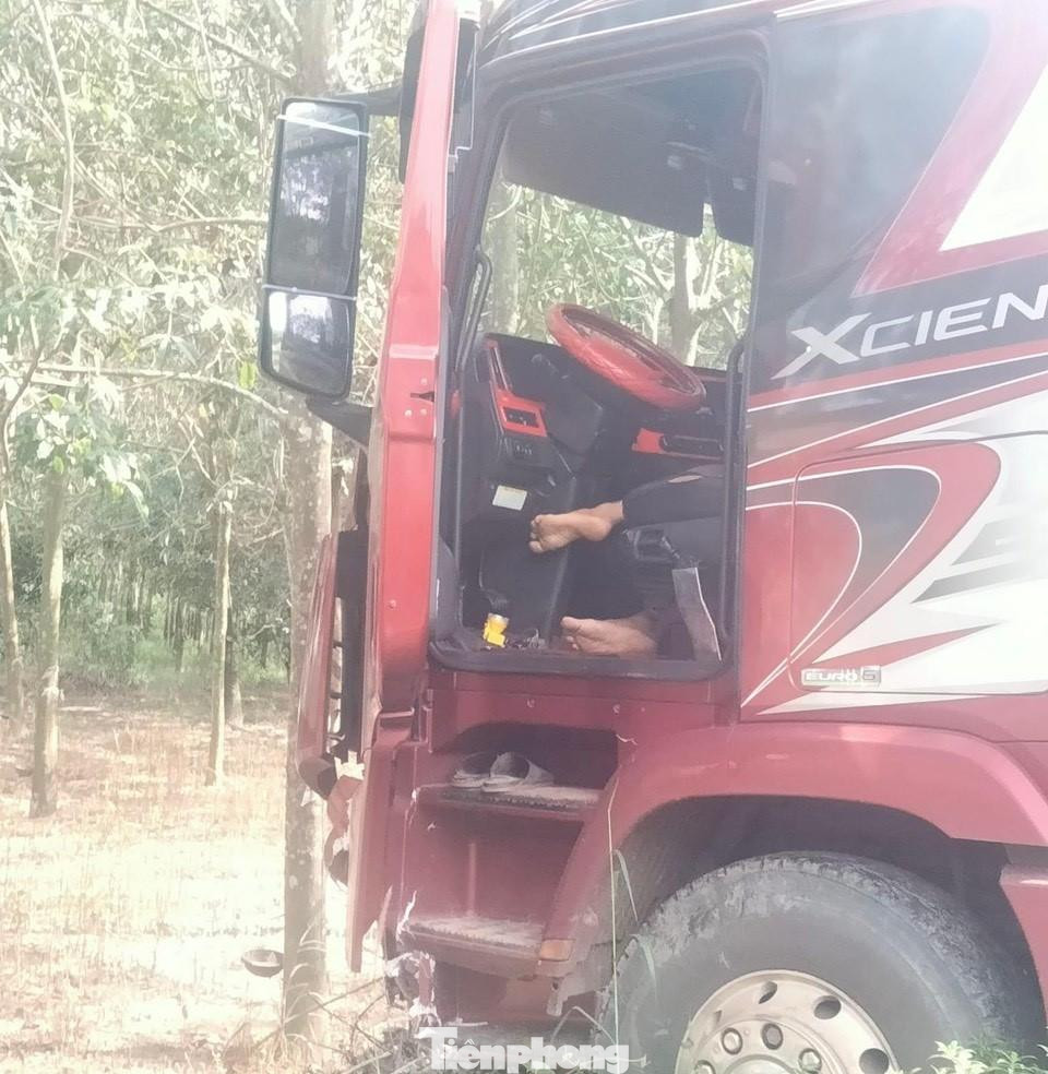 Nam tài xế tử vong trong cabin Nam tài xế tử vong trong cabin