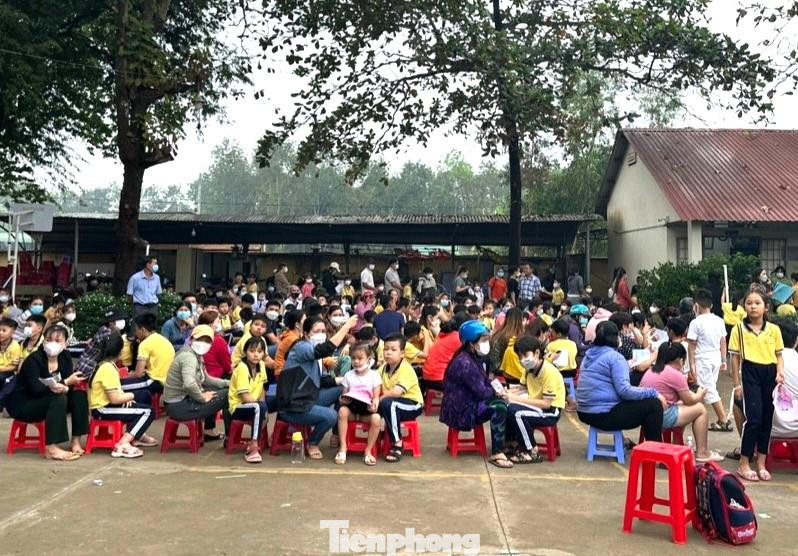 Trẻ em đến tiêm đều có phụ huynh đi cùng Trẻ em đến tiêm đều có phụ huynh đi cùng