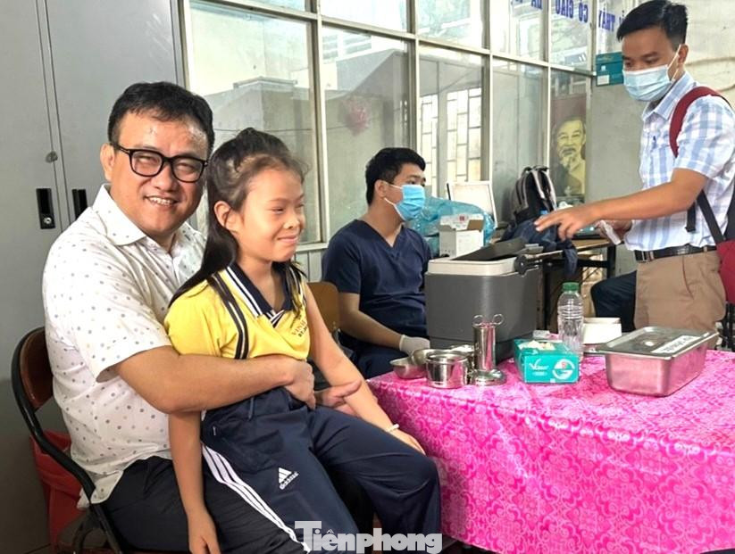 Trẻ em từ 5-11 tuổi đến các điểm tiêm vắc xin phòng COVID-19 ở Bình Dương Trẻ em từ 5-11 tuổi đến các điểm tiêm vắc xin phòng COVID-19 ở Bình Dương