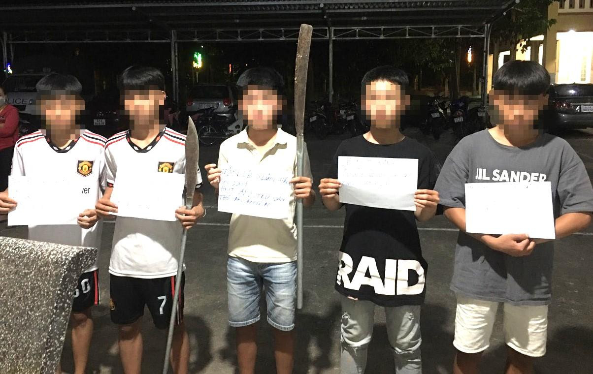 Nhóm thiếu niên bị bắt giữ Nhóm thiếu niên bị bắt giữ