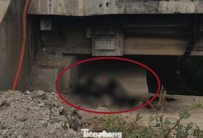 Thi thể nạn nhân bị cháy đen dưới cầu Thi thể nạn nhân bị cháy đen dưới cầu