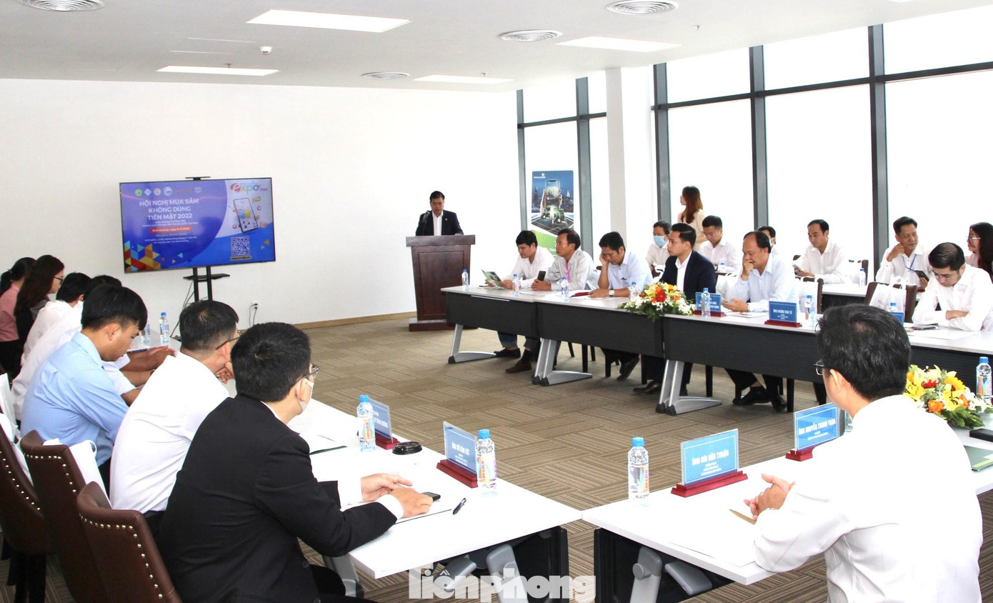 Các ban, ngành, ngân hàng, doanh nghiệp sản xuất trên địa bàn Bình Dương tham gia hội nghị