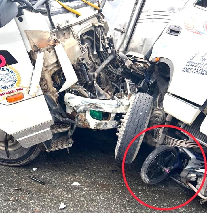 Chiếc xe máy bị cuốn vào gầm xe tải