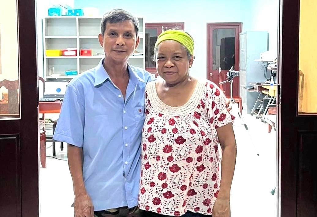 Hai chị em hội ngộ sau gần 50 năm lạc nhau. Ảnh: Công an cung cấp