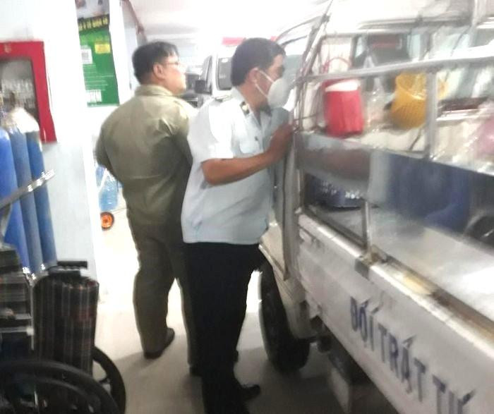 Lực lượng chức năng đưa người bị thương đến bệnh viện Lực lượng chức năng đưa người bị thương đến bệnh viện