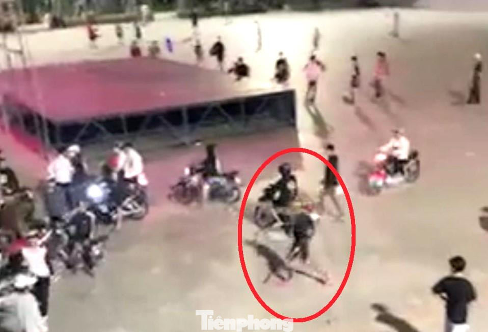 Nhóm đối tượng mang hung khí đi vào trung tâm hội nghị gây náo loạn