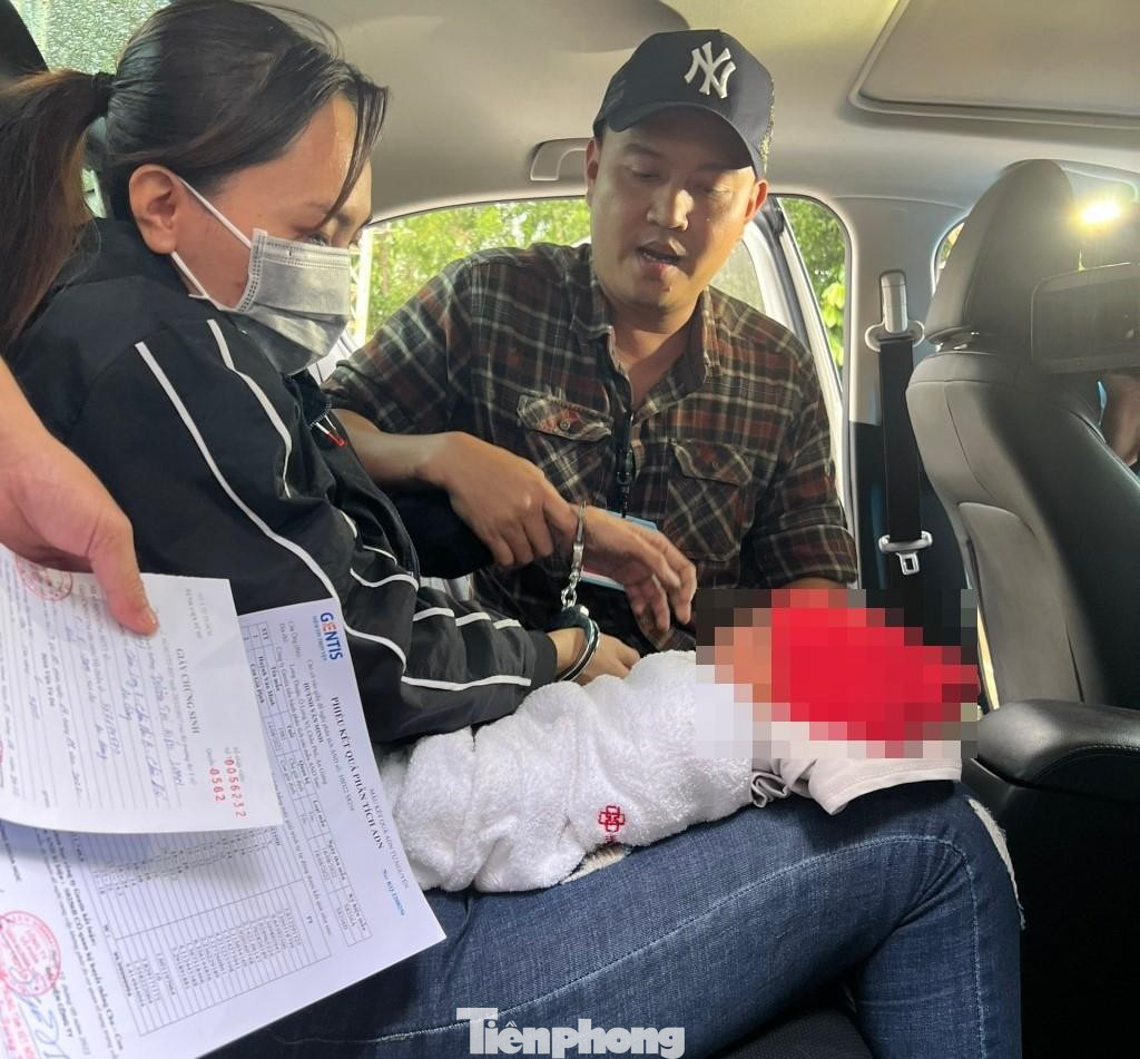 Công an bắt quả tang đối tượng Nguyễn Thị Ngọc Như đang đưa trẻ sơ sinh đi bán. Công an bắt quả tang đối tượng Nguyễn Thị Ngọc Như đang đưa trẻ sơ sinh đi bán.