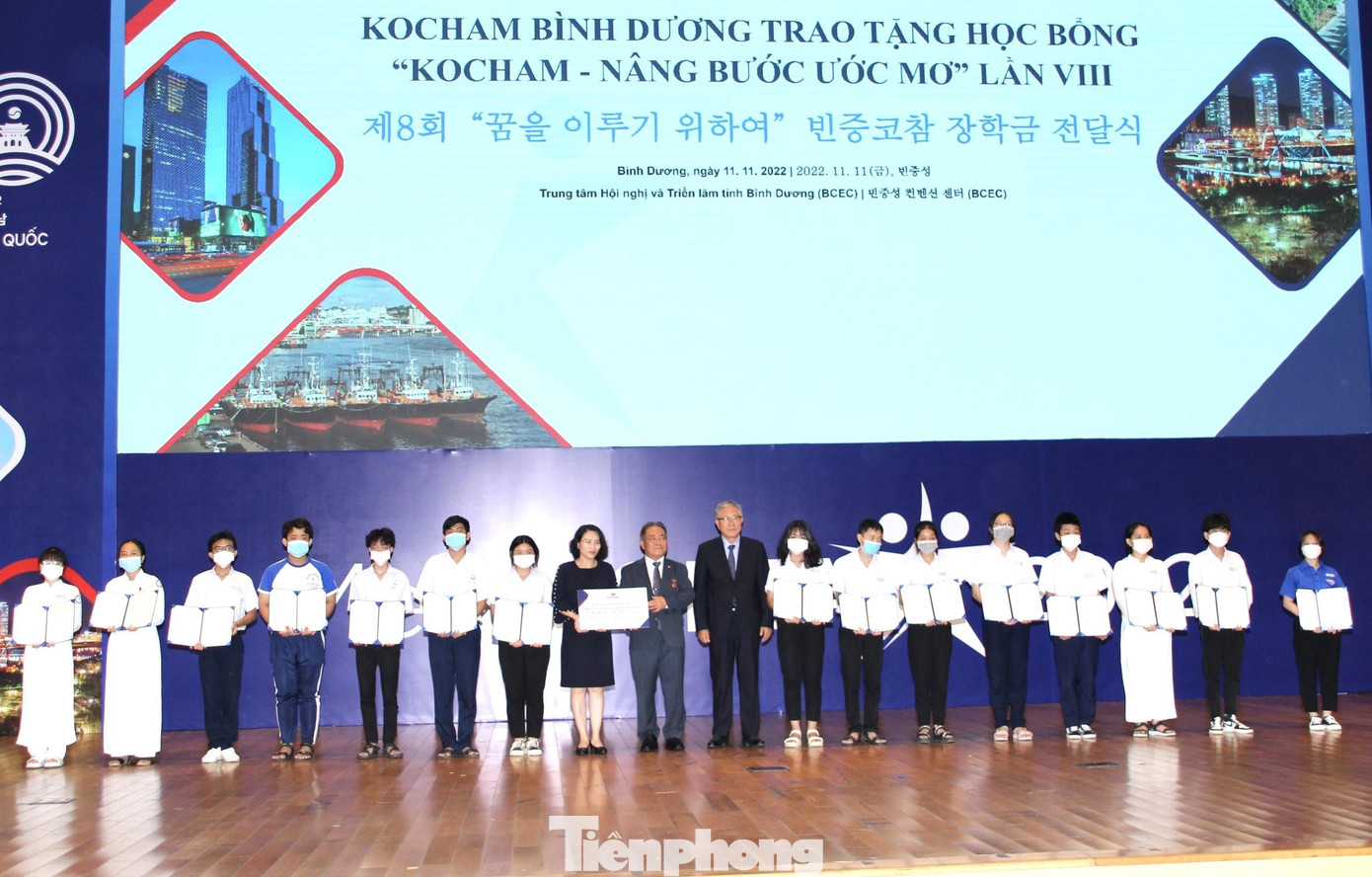 Trao học bổng cho học sinh có hoàn cảnh khó khăn học giỏi Trao học bổng cho học sinh có hoàn cảnh khó khăn học giỏi