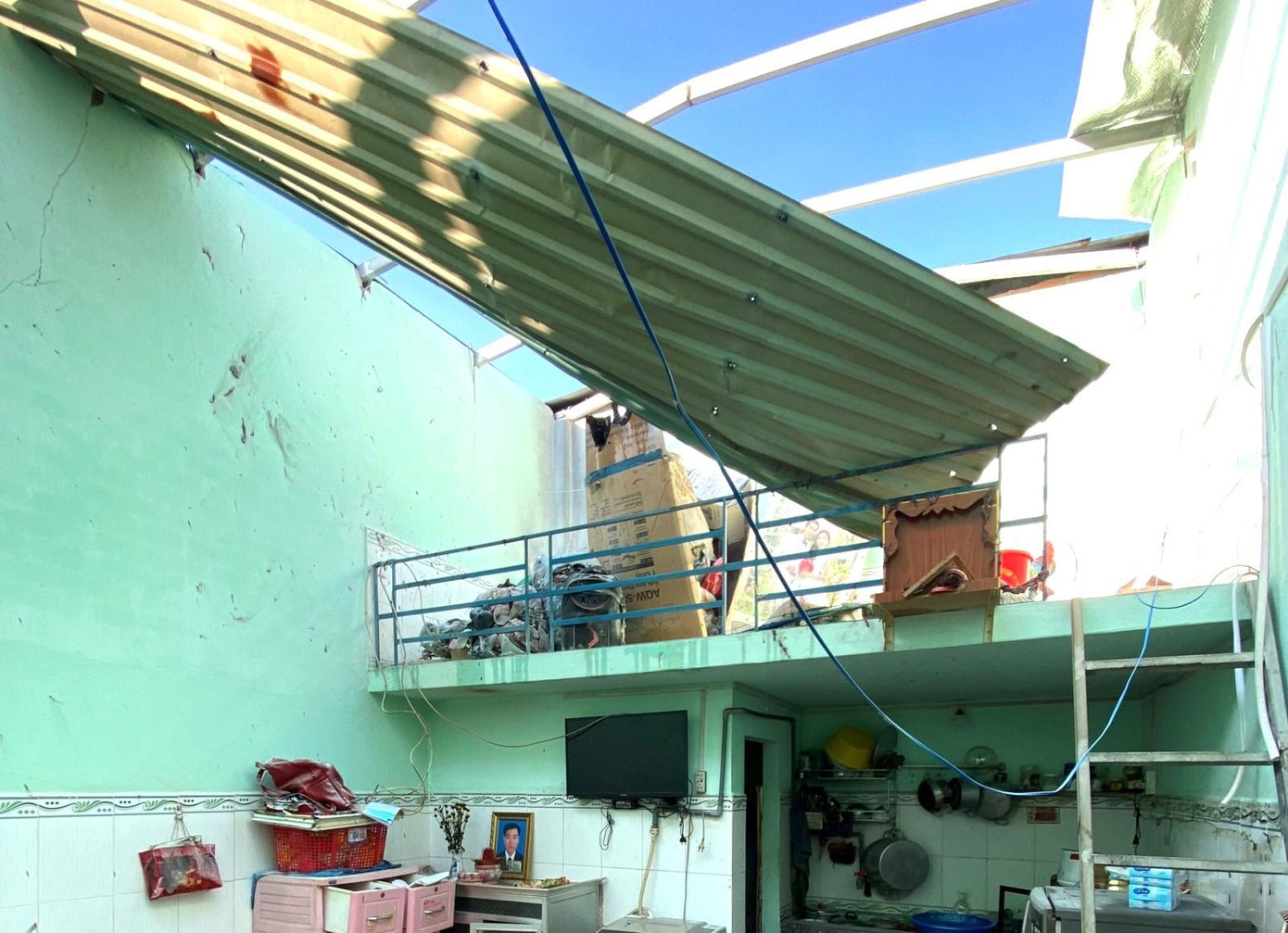 Mái tôn bay khỏi trần sau vụ nổ