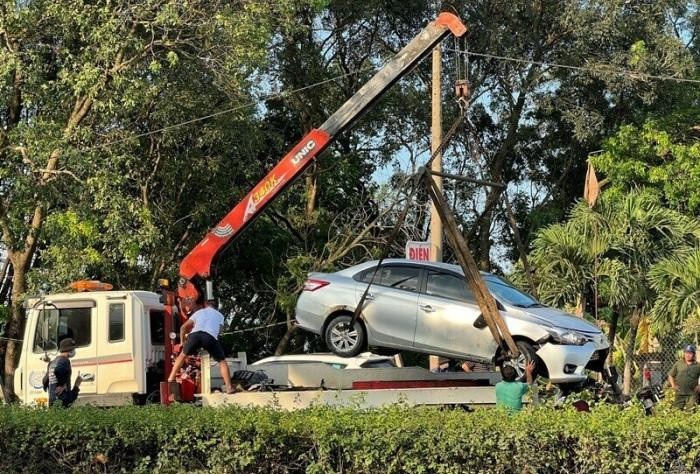 Chiếc ô tô được cẩu đi nơi khác sửa chữa Chiếc ô tô được cẩu đi nơi khác sửa chữa