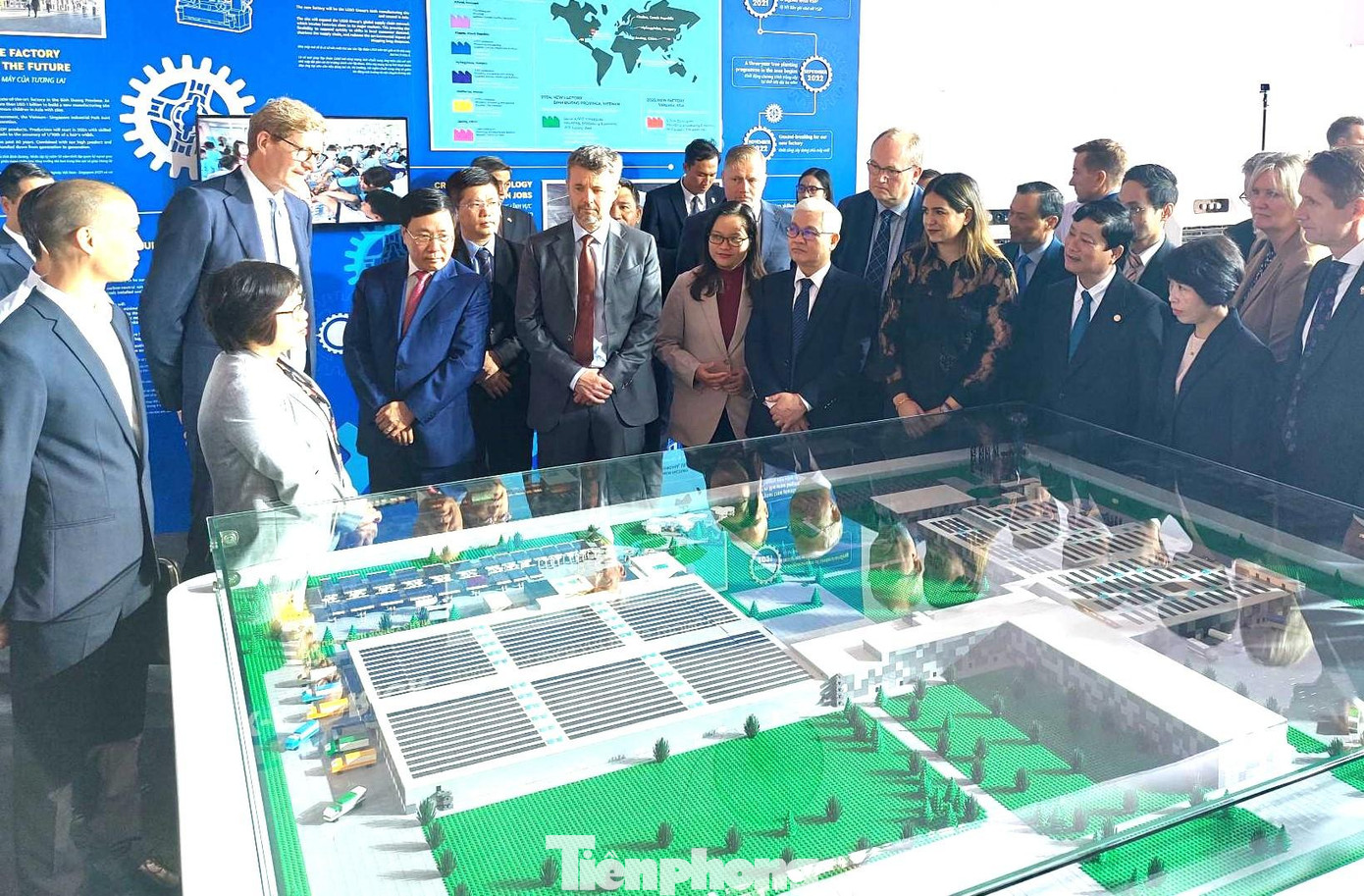 Phó Thủ tướng Thường trực Phạm Bình Minh và Thái tử Đan Mạch tham quan tổng thể mô hình nhà máy Lego