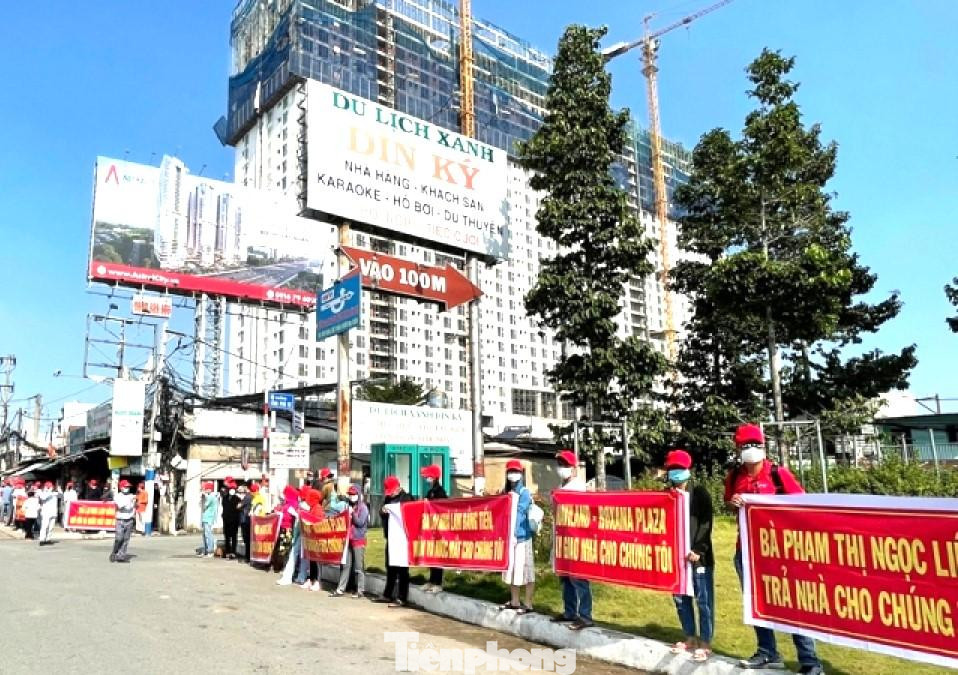 Khách hàng liên tục tụ tập tại dự án Roxana Plaza (phường Vĩnh Phú, thành phố Thuận An, Bình Dương) để gây sức ép cho chủ đầu tư