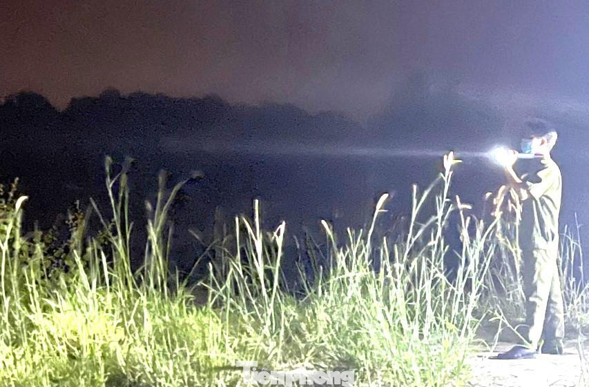 Lực lượng tìm kiếm nạn nhân bị mắc kẹt trong đêm Ảnh: Người dân cung cấp