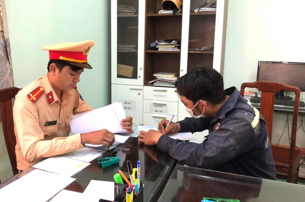 Người đàn ông có hành vi cản trở xe cứu thương bị xử lý Người đàn ông có hành vi cản trở xe cứu thương bị xử lý