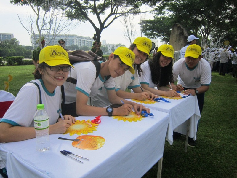 các em học sinh tham gia viết thư cho người khuyết tật