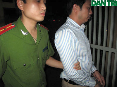 Ngô Văn Huy, Tổng GĐ Công ty Cổ phần Đào tạo Mua bán trực tuyến - Muaban24 tỏ ra suy sụp khi tra tay vào còng