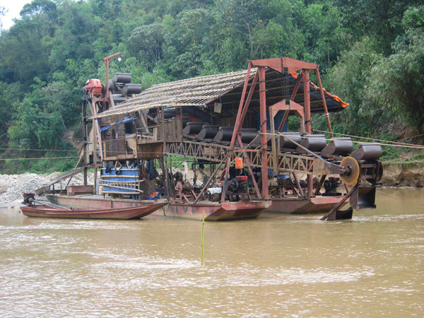 Tàu cuốc khai thác vàng của Cty Kim Sơn Thủy. Tàu cuốc khai thác vàng của Cty Kim Sơn Thủy