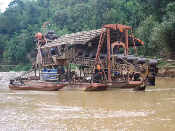 Tàu cuốc khai thác vàng của Cty Kim Sơn Thủy