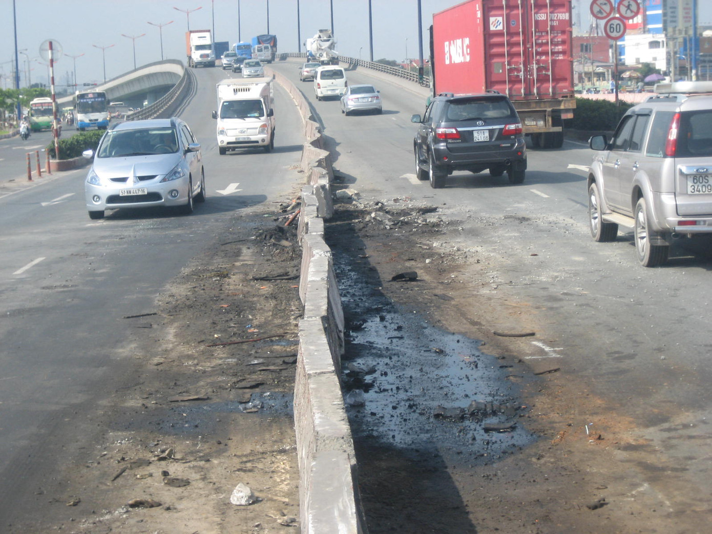 Nhiều mét dải phân cách bị tông sập, dầu nhớt chảy khắp đường