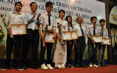 Sáng 14/4, tại Văn Miếu - Quốc Tử Giám (Hà Nội), Hội Khoa học Lịch sử Việt Nam và Bộ GD-ĐT đã tổ chức lễ tuyên dương và trao giải thưởng cho 211 học sinh đoạt giải môn lịch sử chọn học sinh giỏi quốc gia THPT. Sáng 14/4, tại Văn Miếu - Quốc Tử Giám (Hà Nội), Hội Khoa học Lịch sử Việt Nam và Bộ GD-ĐT đã tổ chức lễ tuyên dương và trao giải thưởng cho 211 học sinh đoạt giải môn lịch sử chọn học sinh giỏi quốc gia THPT