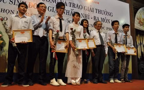 Sáng 14/4, tại Văn Miếu - Quốc Tử Giám (Hà Nội), Hội Khoa học Lịch sử Việt Nam và Bộ GD-ĐT đã tổ chức lễ tuyên dương và trao giải thưởng cho 211 học sinh đoạt giải môn lịch sử chọn học sinh giỏi quốc gia THPT