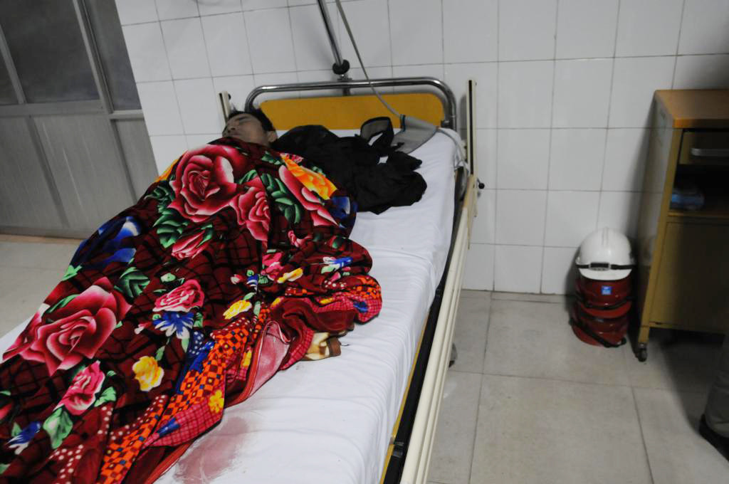 Bênh nhân Thành, quê ở Thanh Hóa, công nhân của công trường xây dựng bị sập giàn giáo đang điều trị tại khoa Cấp cứu lưu - Bệnh viện Quân y 103, Hà Nội.