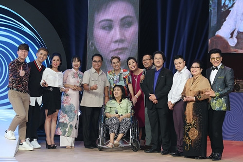 Nghệ sĩ Hoàng Lan ngồi xe lăn tái xuất sau nhiều năm bệnh tật ảnh 1