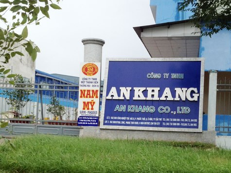 Trước Công ty An Khang ở Cần Thơ gắn thêm biển của Công ty Nam Mỹ vì đại gia thủy sản này đang sản xuất gia công cho đối tác gần 2 năm nay để cố gắng duy trì hoạt động. Ảnh: Duy Khang