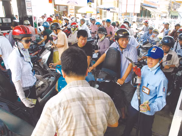 Hàng chục triệu người tiêu dùng cả nước đòi hỏi minh bạch giá xăng dầu. Ảnh: Hồng Vĩnh. Hàng chục triệu người tiêu dùng cả nước đòi hỏi minh bạch giá xăng dầu. Ảnh: Hồng Vĩnh